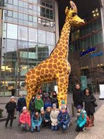 Kindergruppe unter der Lego-Giraffe